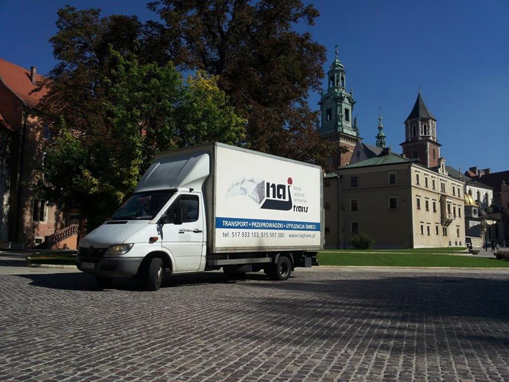 Ciężarówka Najtrans przy katedrze na Wawelu