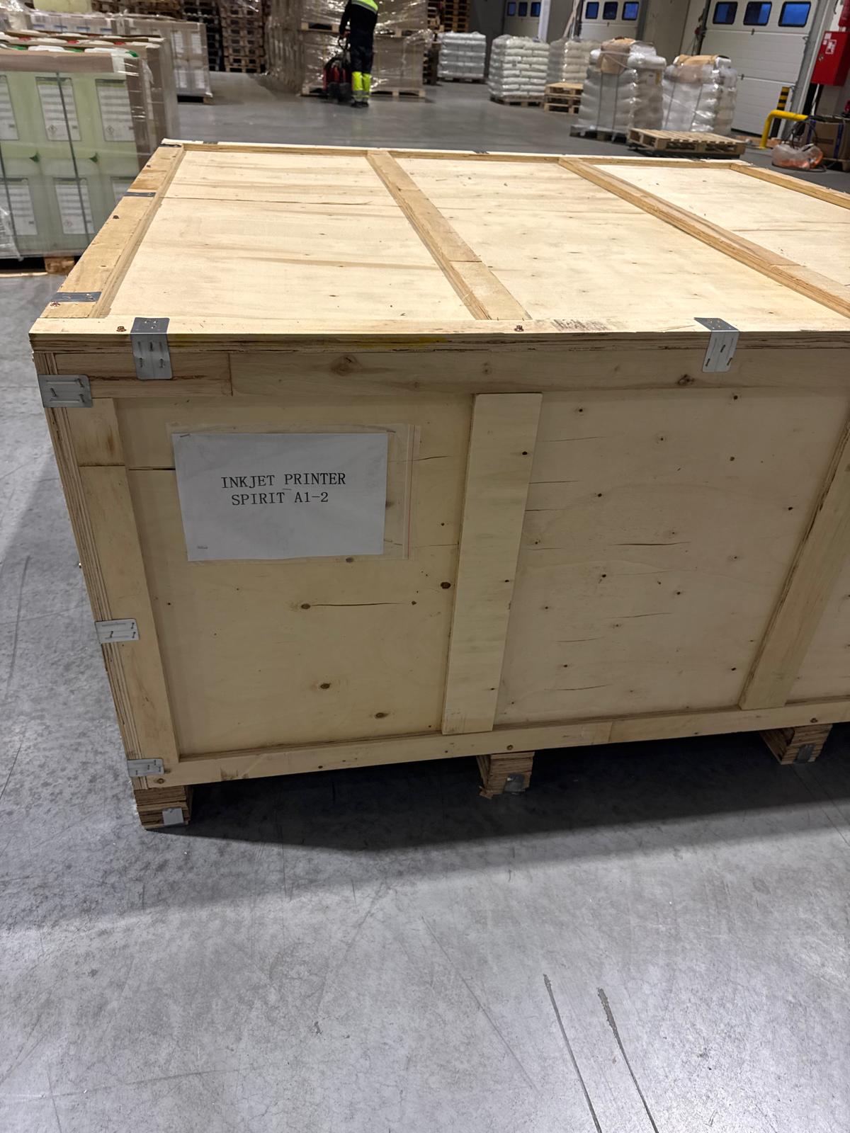 Drewniana skrzynia transportowa z drukarką przemysłową Inkjet Printer Spirit