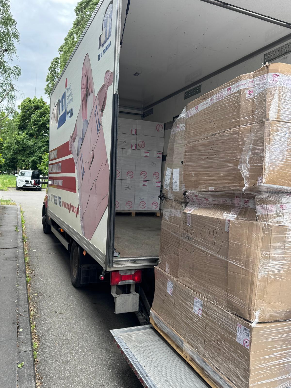 Samochód Najtrans załadowany paletami z kartonami - transport towarów