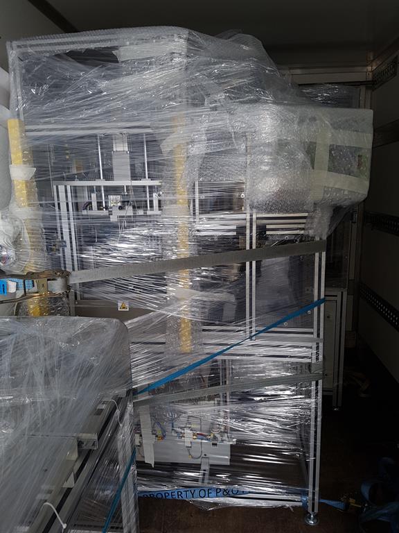 Zafoliowana maszyna produkcyjna w samochodzie transportowym