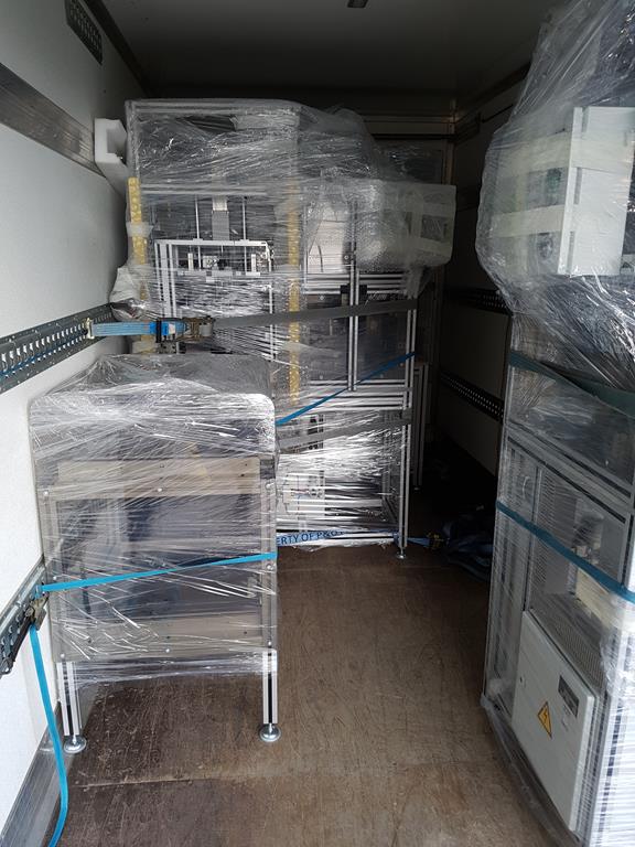 Zafoliowane urządzenia produkcyjne spięte pasami w samochodzie