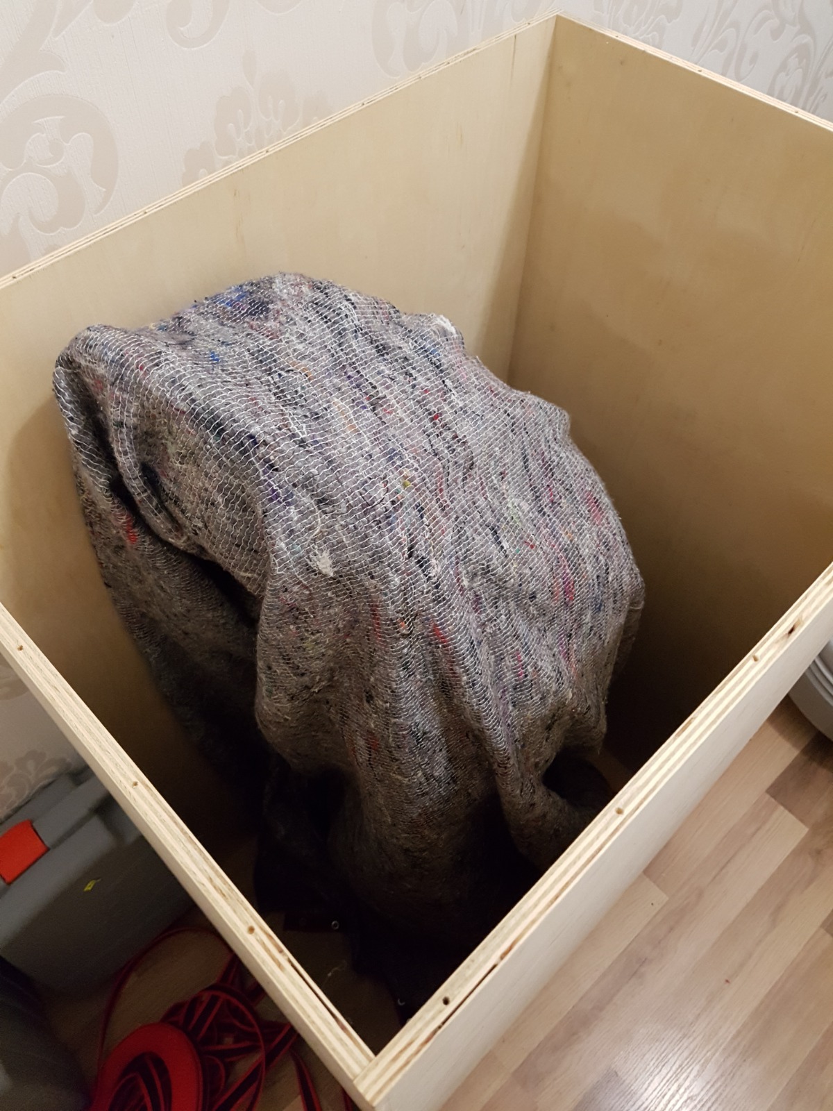 Drewniana skrzynia z zabezpieczonym mieniem