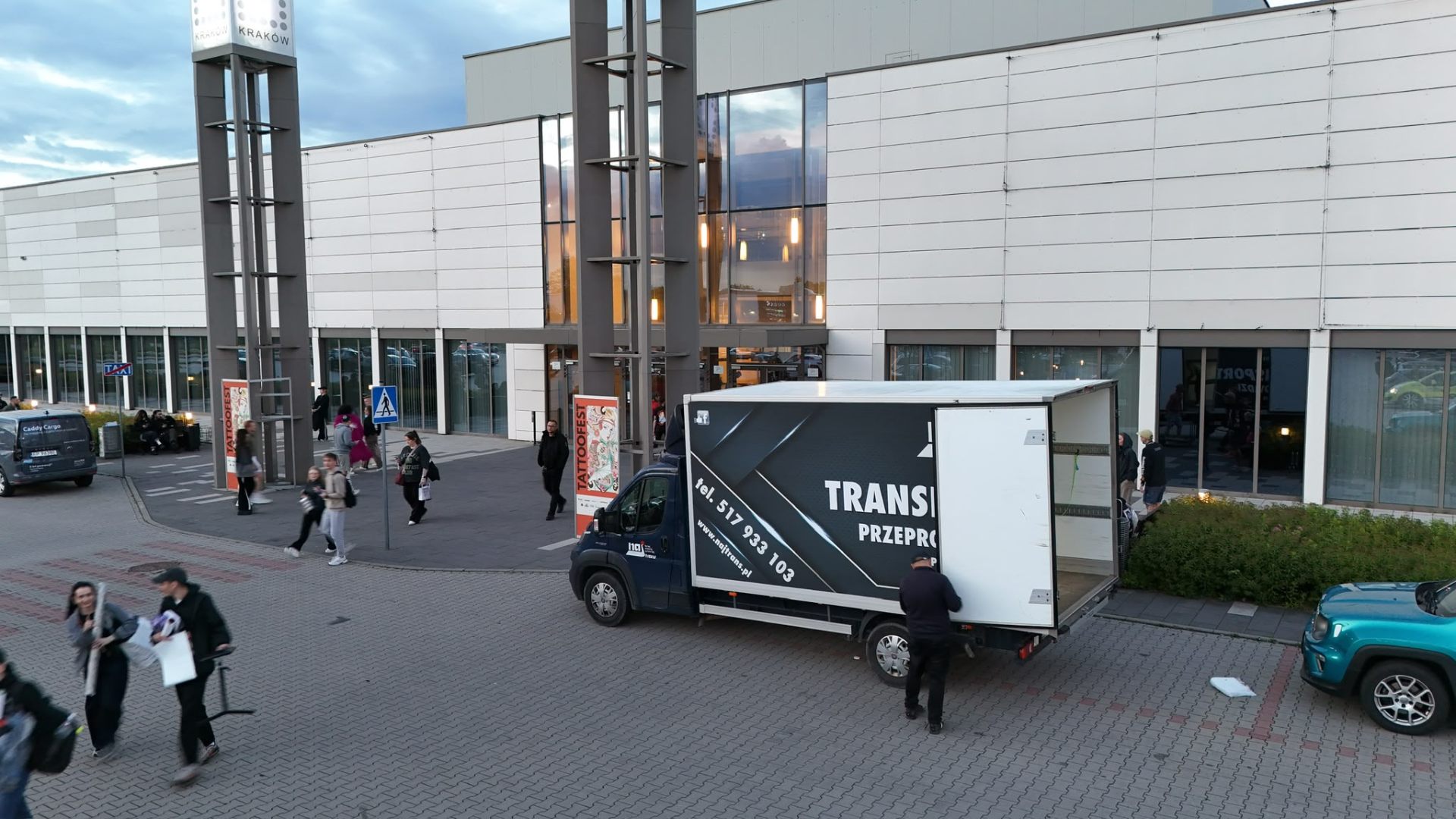 Nowy samochód Najtrans przed halą wystawową w Krakowie