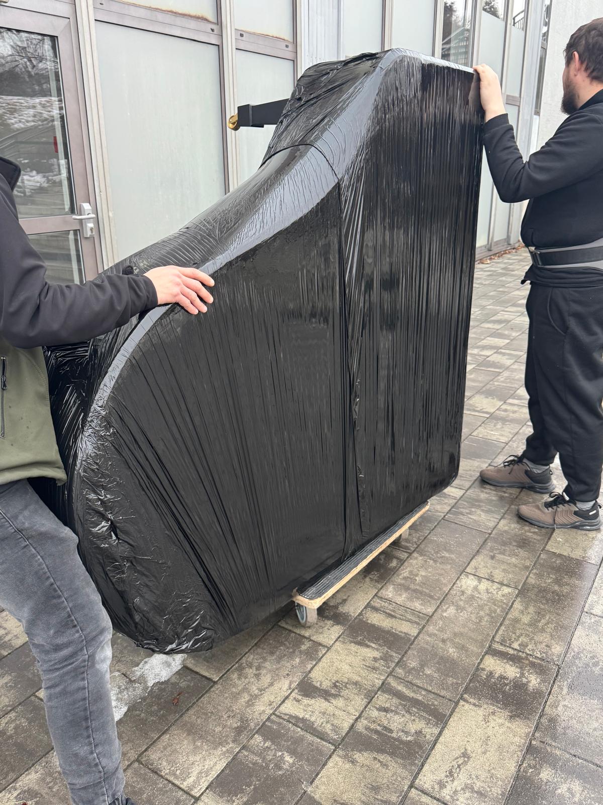 Pianino na wózku transportowym