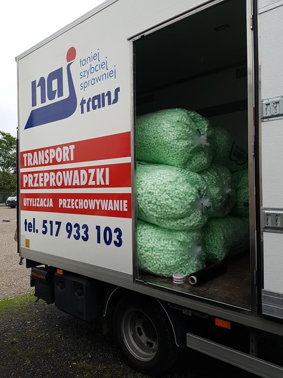 Załadunek materiałów pakowych - granulat wypełniający